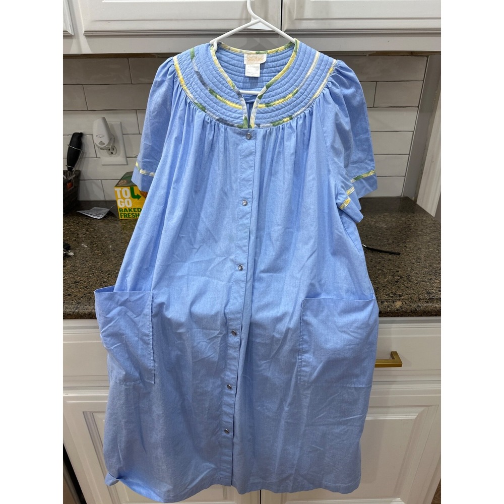 barbizon‎ light blue snap front house coat large